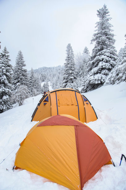 登山者冰川攀登乌卢达格山顶照片，冬季露营在乌卢达格国家公园布尔萨，土耳其(土耳其)图片下载
