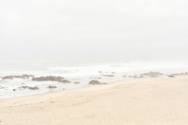 沙滩上的脚印，照片作为背景，在葡萄牙北部，欧洲，在阿菲，维亚纳城堡，葡萄牙北部。图片下载