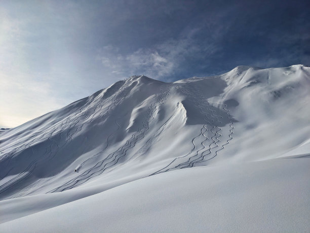 免费滑雪从吉伦斯皮茨St.Antönien。在雪地里远足。山顶上有厚厚的积雪。黑白照片。高质量照片图片下载
