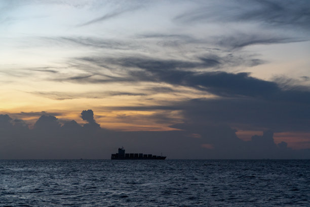 一艘货船在日落下航行在巴里亚头省的海上图片下载