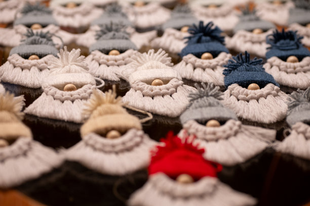 五彩缤纷的圣诞精灵排成一行。图片下载