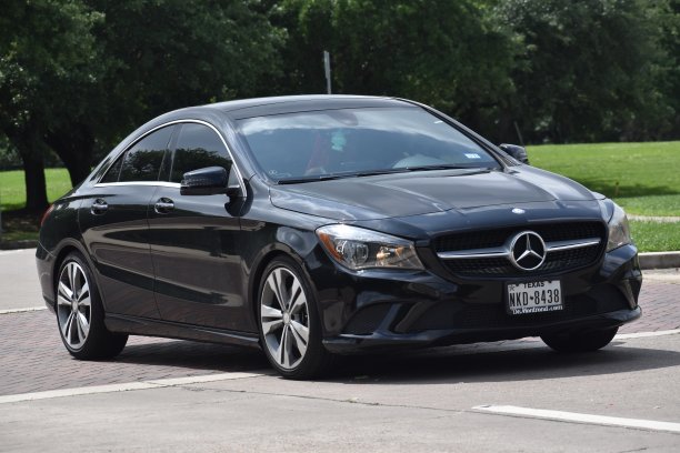 一辆黑色奔驰CLA轿跑车在休斯顿赫尔曼公园附近巡航图片下载