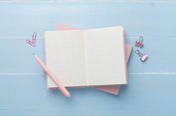 笔记本与文具木制背景，俯视图图片下载