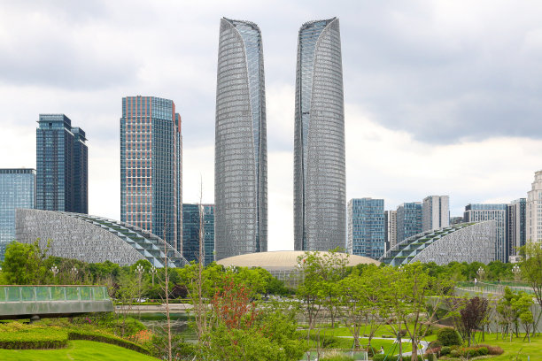 从绿色的饺子公园看到的成都高新区金融区的现代摩天大楼和未来主义建筑——中国四川成都图片下载