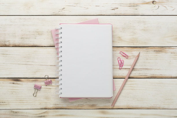 笔记本与文具木制背景，俯视图图片下载