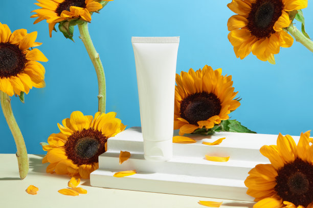 照片与向日葵，这是一种天然成分，用于制造护肤品或美容产品，空白标签瓶品牌。带有添加文本空间的前视图图片下载