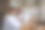 一位女士坐在笔记本电脑前，给她的朋友看智能手机上的有趣新闻或照片。女人们穿着白大褂在旅馆里休息。图片下载