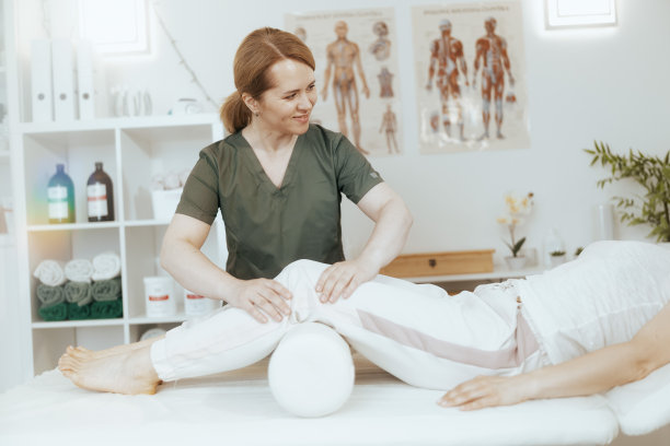 女治疗师在按摩柜中进行检查图片下载