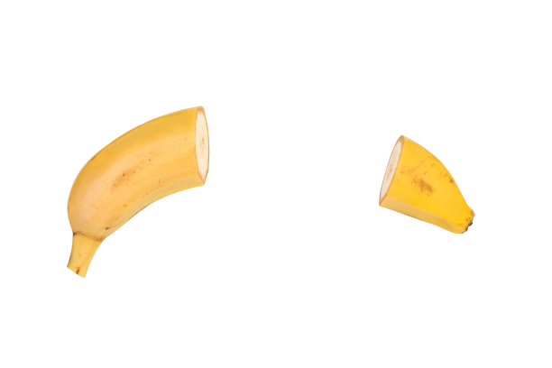 香蕉切成块。孤立在白色背景上。图片下载