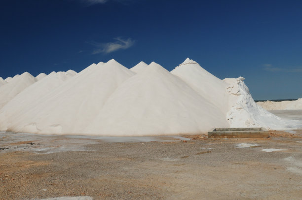 马略卡岛的盐厂里的盐堆，阳光明媚的春日图片下载