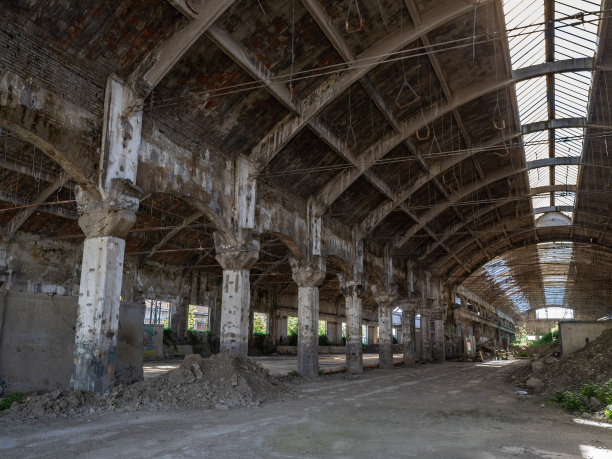 被毁坏和废弃的大型机械仓库内部，意大利雷焦艾米利亚图片下载
