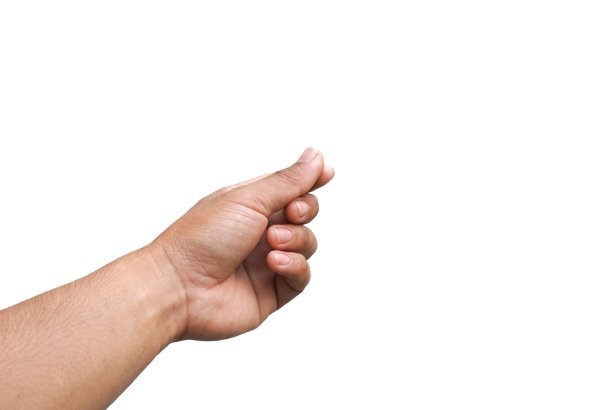 男性拿着名片或名片的手势。一些类型的证件身份证或护照或做一个迷你心脏姿势。孤立在白色背景上。图片下载