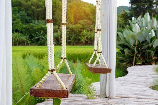 2个木制秋千，户外照片角，复古咖啡馆，稻田和山脉的景色。柔和和选择性聚焦。图片下载