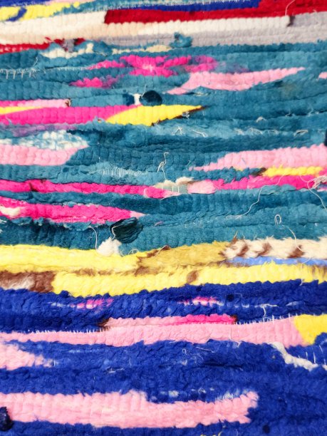 地毯的多彩背景，地毯上不同的彩色元素，多色背景图片下载