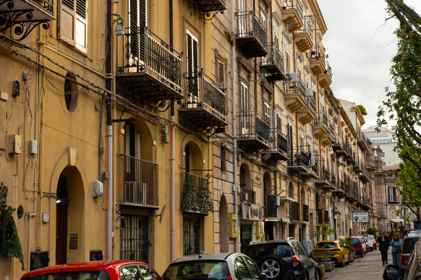 在西西里岛的巴勒莫，有漂亮房子的街道图片下载