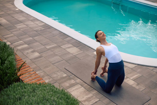 以上是女运动员在游泳池边做放松运动的照片。图片下载