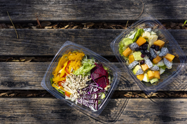 公园长椅上的一盒沙拉图片下载