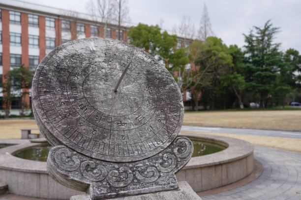 中国上海复旦大学的一件关于中国早期的科学雕塑图片下载