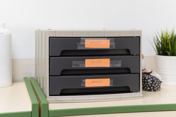 办公室里的文件整理器图片下载