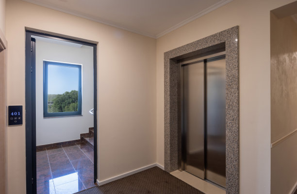 酒店走廊不锈钢电梯门套图片下载