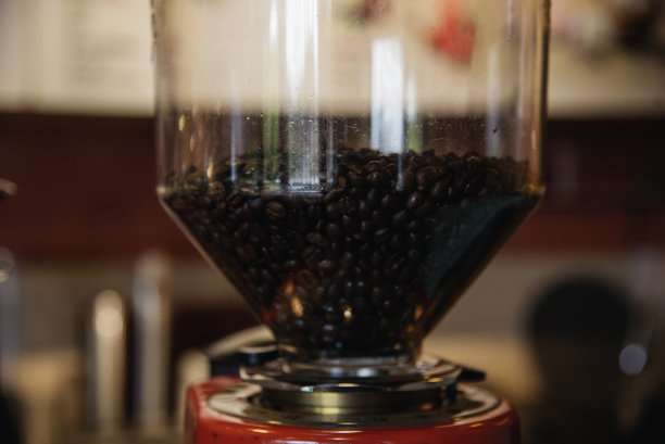 黑杯新鲜咖啡机意式浓缩咖啡师饮料器具发泡吧卡布奇诺专业自动设备。咖啡芳香饮用器具新鲜咖啡机家庭厨房图片下载