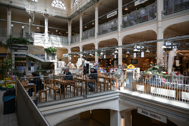 游客和当地人参观德累斯顿的Neustädter Markthalle图片下载