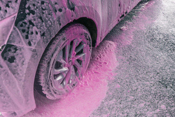 用粉色泡沫洗车，广告图片下载