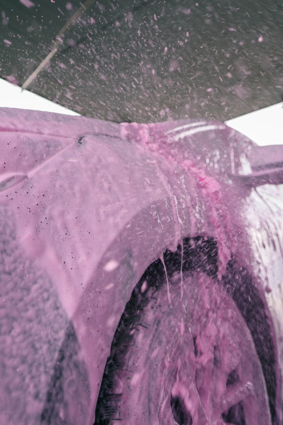 用粉色泡沫洗车，广告图片下载