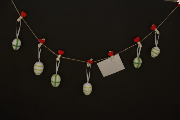 复活节装饰彩蛋与鸡蛋在黑暗的背景图片下载