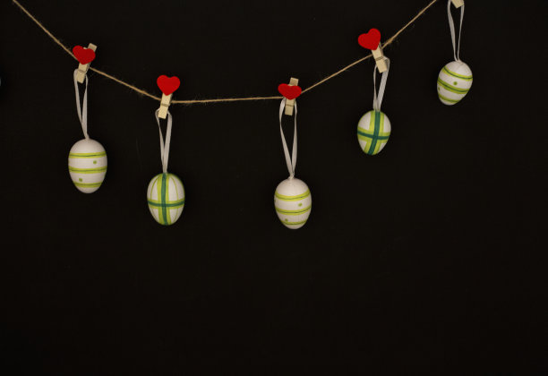 复活节装饰彩蛋与鸡蛋在黑暗的背景图片下载