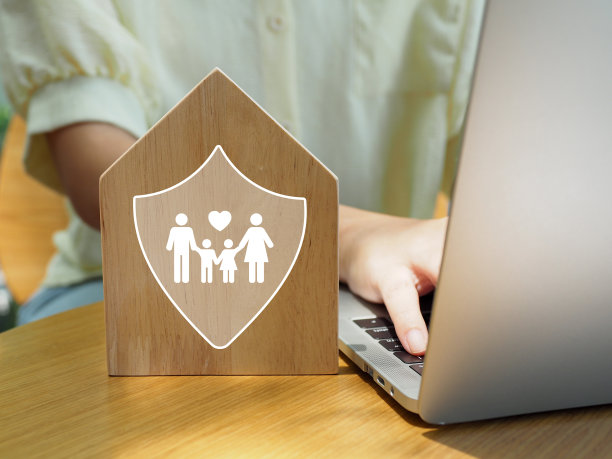 家庭盾牌从屋内，安全观念图片下载