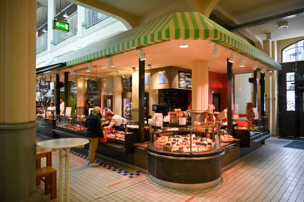 游客和当地人参观德累斯顿的Neustädter Markthalle图片下载