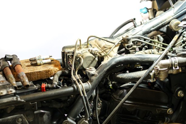 图片删除旧点火线圈的摩托车与概念维修和维护。图片下载