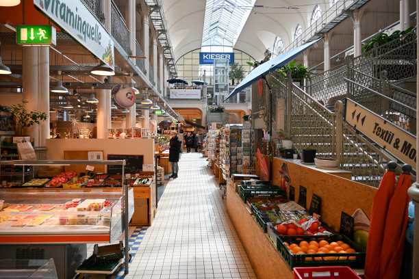 游客和当地人参观德累斯顿的Neustädter Markthalle图片下载