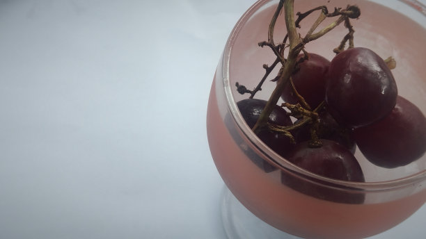 杯子里的葡萄，背景是白色的图片下载