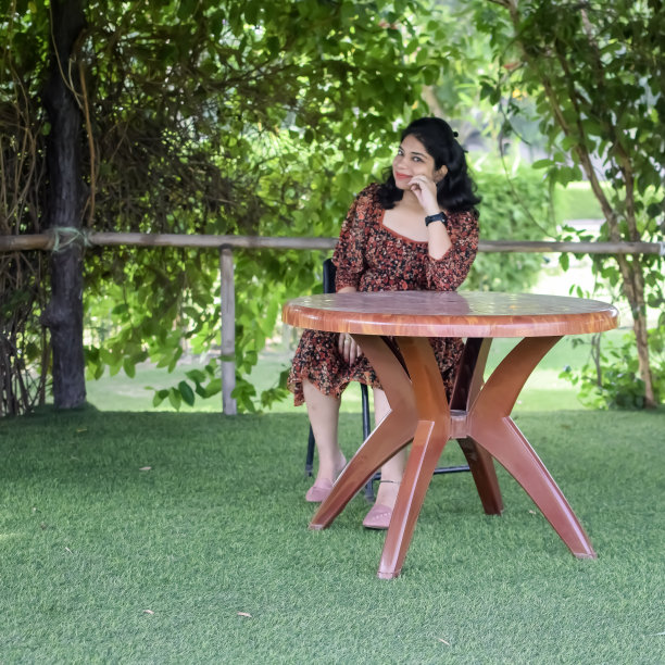 一名怀孕的印度妇女在户外拍摄怀孕照片，手放在肚子上，印度孕妇在社会公园穿着孕妇装把手放在肚子上，怀孕的孕妇在户外拍摄图片下载