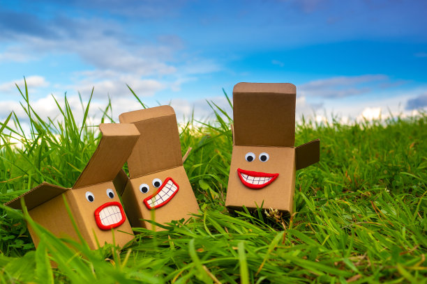 购物的乐趣。部分有缺陷的货物。有不同心情的盒子。打开草地上的盒子。打开包。打开订购货物的包装。这三种产品中有一种有缺陷。图片下载