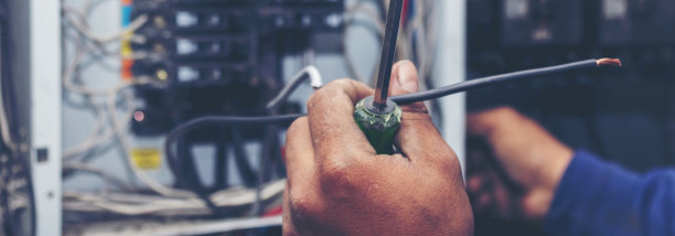 班纳电气机械技师检查电线柜。检验员手工作维修服务。电工电路维修操作。男人们用手修理带有复印空间的断路器图片下载