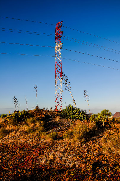 一根高大的红白相间的杆子上插着电线图片下载