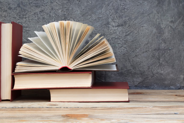 翻开书本，书本上灰色的混凝土背景。回到学校。教育。文本的复制空间。图片下载