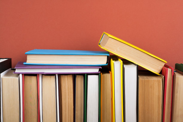 打开书，木桌上的精装彩色书。回到学校。文本的复制空间。教育经营理念。图片下载