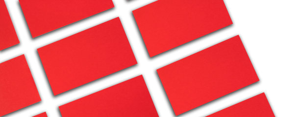 水平红色名片堆叠的模型排列在白色纹理纸的背景。横幅。图片下载