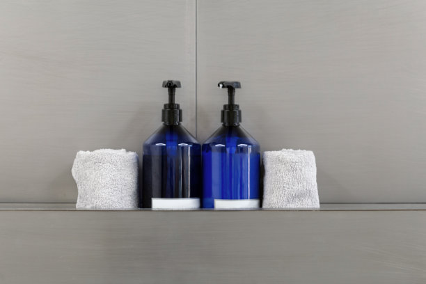 在美容院里，两瓶洗发水和肥皂和一条毛巾图片下载