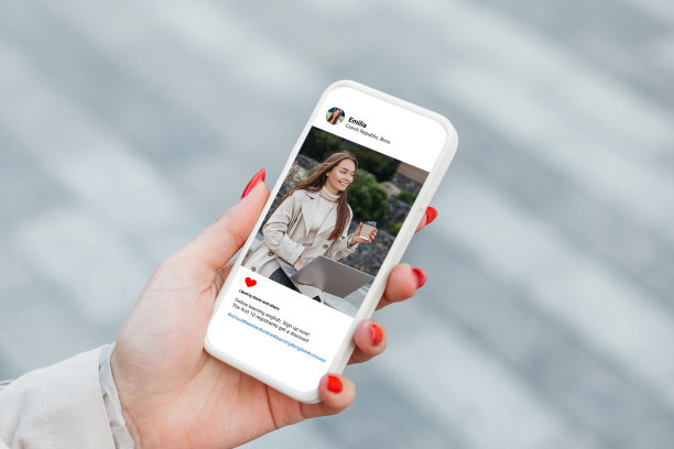 女人在看漂亮模特的照片，手机上有笔记本电脑。社会网络概念图片下载