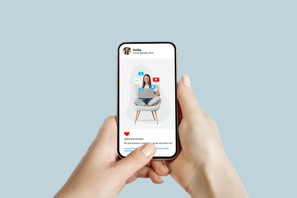 女人在看漂亮模特的照片，手机上有笔记本电脑。社会网络概念图片下载