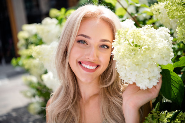 令人惊叹的漂亮开朗的女孩旅行散步春假植物学花园院子里鲜花盛开和谐的照片图片下载