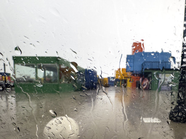 在雨中漫步多哈的最新发展。雨多哈图片下载