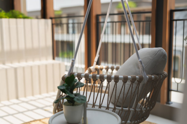 挂藤扶手椅沙发舒适舒适自然触感装修材料木质甲板家庭露台家庭户外装饰心情和自然色调日光图片下载