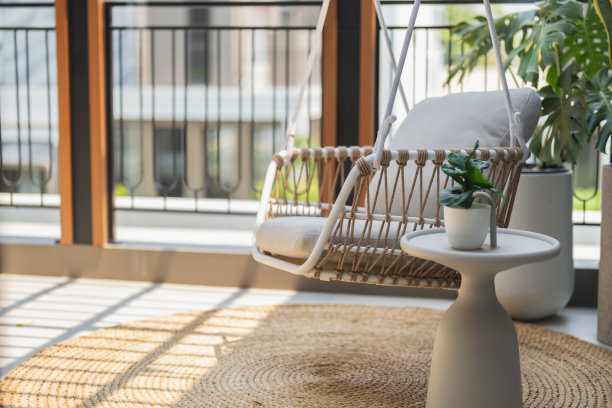 挂藤扶手椅沙发舒适舒适自然触感装修材料木质甲板家庭露台家庭户外装饰心情和自然色调日光图片下载