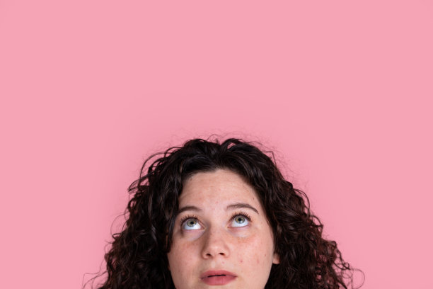 好奇的年轻女子向上看图片下载